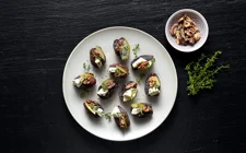 DATTES FARCIES AU BLEU CRÉMEUX CASTELLO, AVEC NOIX DE GRENOBLE ET POIRE