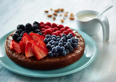 Chokoladekage med friske bær og vaniljesauce
