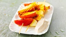 Grillade äppelspett med kanelcrème