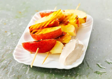 Grillade äppelspett med kanelcrème