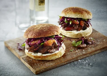 Enten-Burger mit Rotkohlsalat und Blauschimmelkäse-Dressing