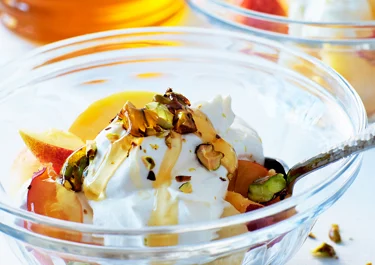 Yoghurtgrädde med frukt och honungsnötter
