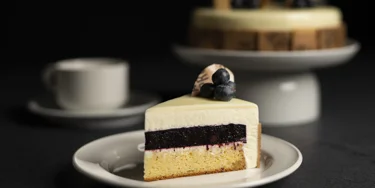 Hunaja-manteli-mustikkakakku on ylellinen yhdistelmä marjaisuutta, hunajaa ja pähkinäistä täyteläisyyttä.