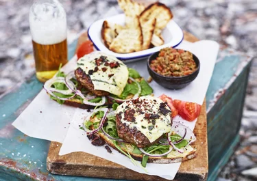 Grillade lammburgare med aubergine- och tomatröra