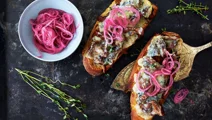 Kantarelltoast med picklad rödlök