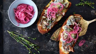 Kantarelltoast med picklad rödlök