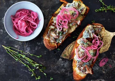 Kantarelltoast med picklad rödlök