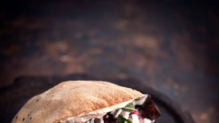 Pita med grillet lam & haydari
