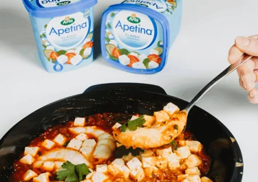 Saganaki de langostinos con Arla Apetina en dados