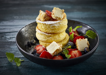 Fluffiga japanska pannkakor med ananasfärskost och bär