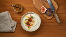 Arla® Skyr Bowl mit Feigen, Apfel, Honig und frischer Minze