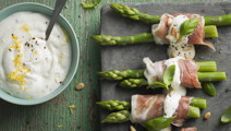 Grønne asparges med parmaskinke, citrondressing og pinjekerner