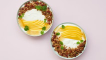 Skyr med mango, granola og gojibær