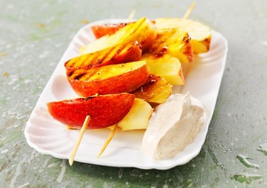 Grillatut omenavartaat ja kanelikreemi