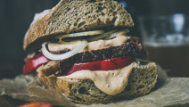 Steak-Sandwich mit Paprika und Arla Buko® Pfeffer-Mayonnaise