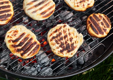 Hamburgerbröd på grillen