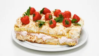 Marängtårta med rabarber och jordgubbar