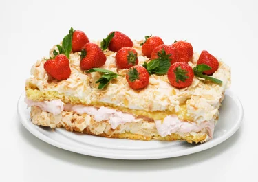 Marängtårta med rabarber och jordgubbar