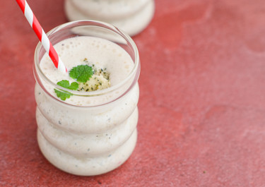 Banaani-kaurapirtelö maapähkinävoilla