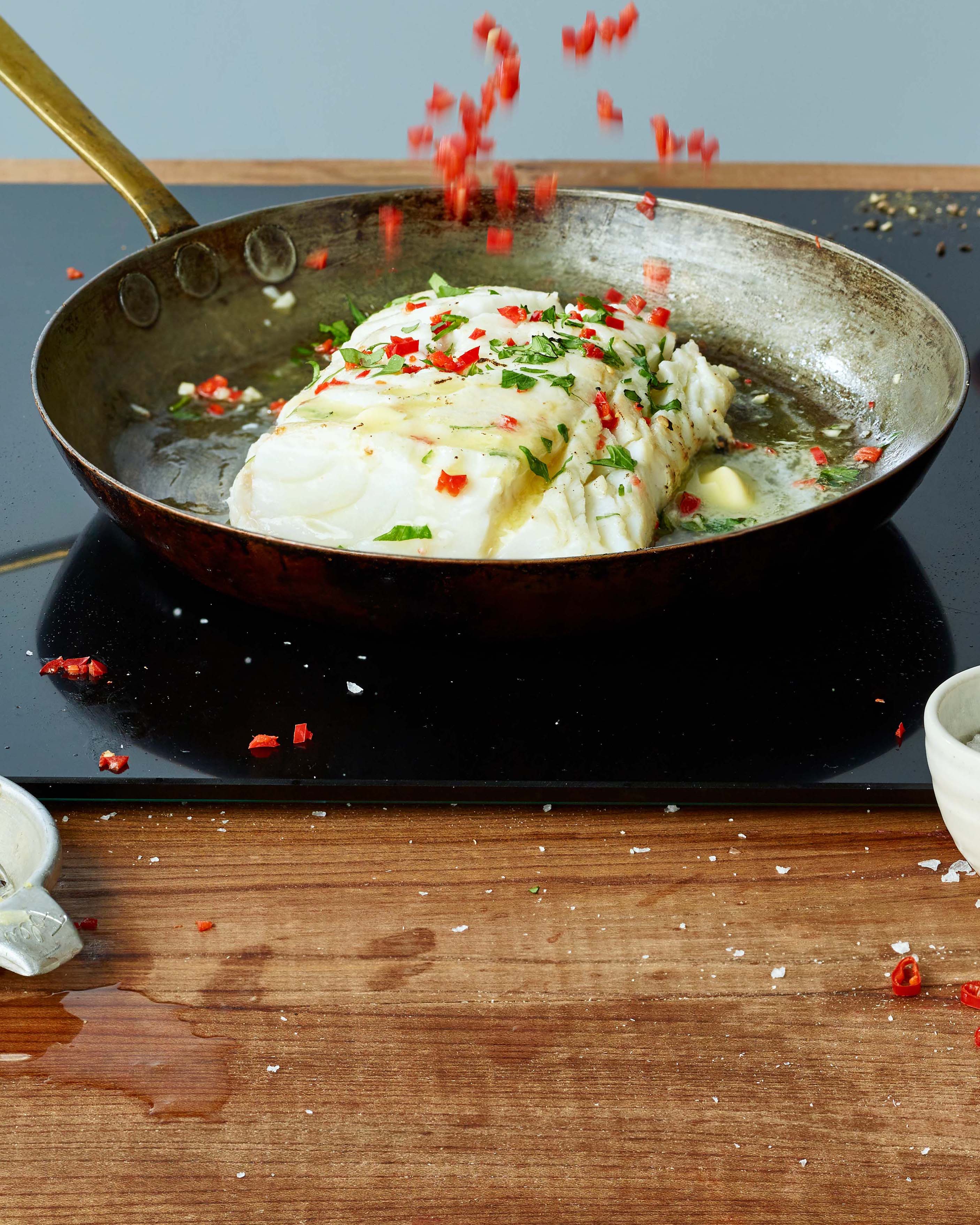 Merluzzo in padella con peperoncino, coriandolo e lime