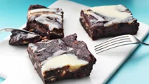 Brownie med vitchoklad- och färskostswirl