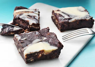 Brownie med vitchoklad- och färskostswirl