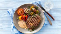 Ribeye-steaks med grillede grøntsager