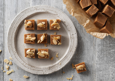 Pepparkaksfudge med rostad mandel