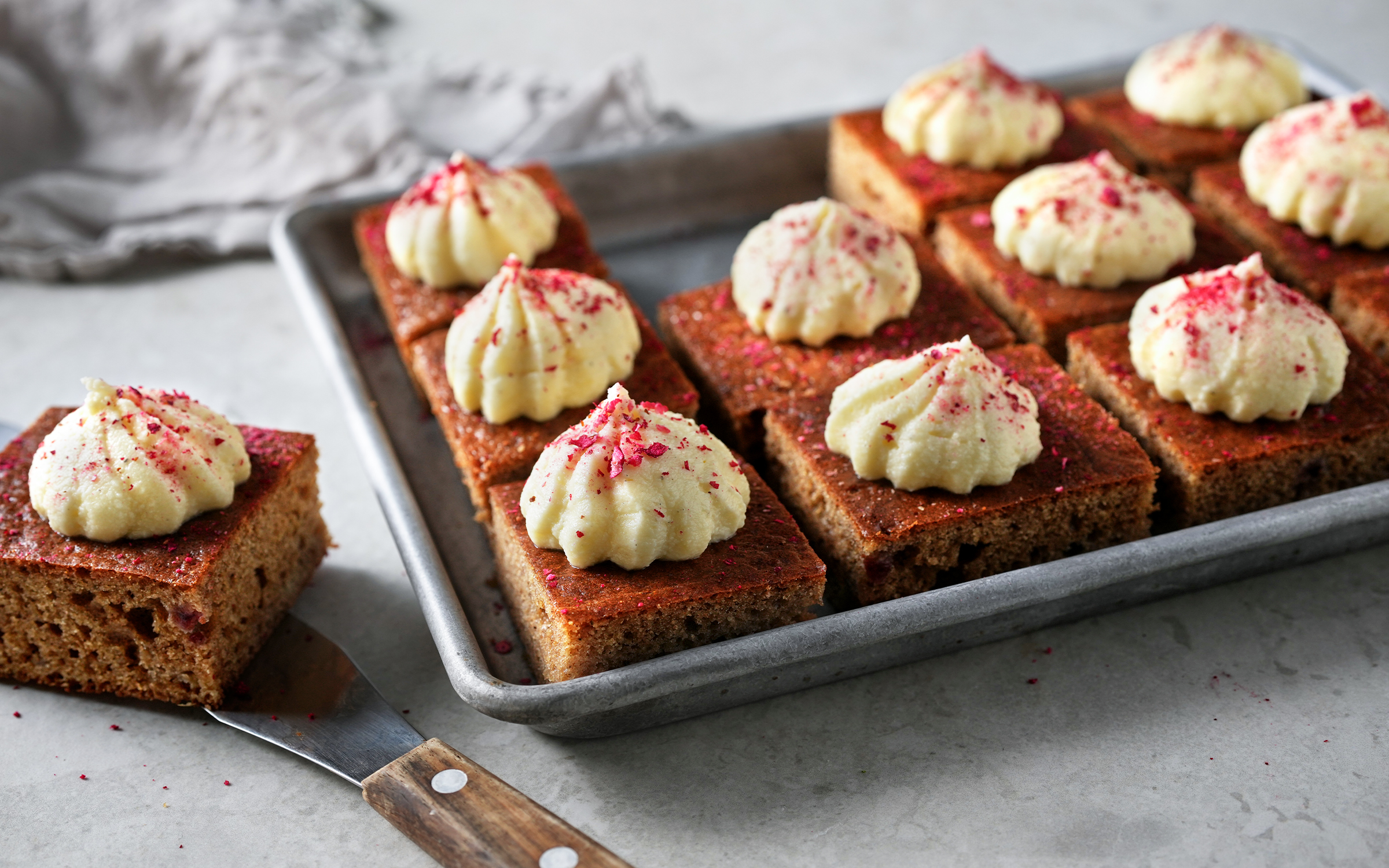 Mjuk pepparkaka i långpanna med frosting 