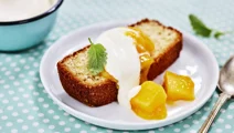 Sockerkaka med mango och syrad grädde