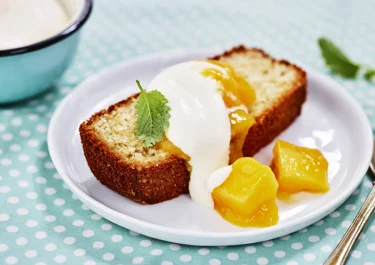 Sockerkaka med mango och syrad grädde