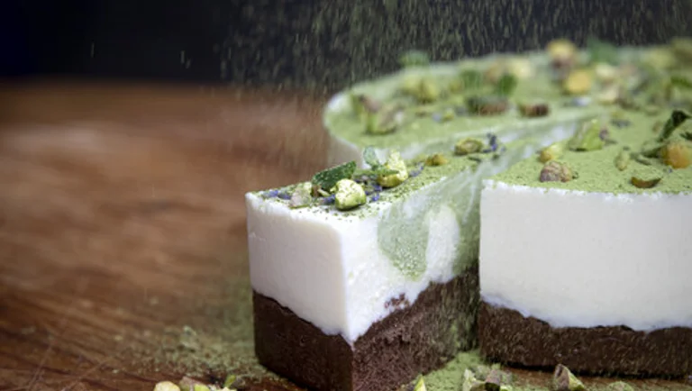Cheesecake lavet på hytteost med matcha og pistacie