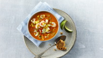 Tomatsuppe med mango og ingefærmarinerede rejer