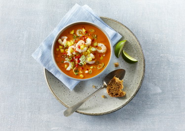 Tomatsuppe med mango og ingefærmarinerede rejer