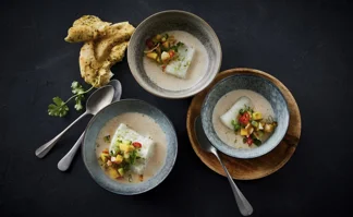 Gember-citroengras soep met kabeljauw en mangosalade