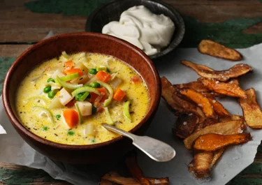 Groentesoep met aardappelschilchips