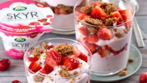 Arla® Skyr-Beeren-Trifle mit Vollkornstreuseln und Blütenpollen