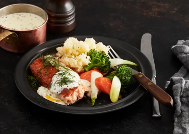 Varmrökt lax med gräslökssås