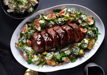 Oxfilé med srirachaglaze, ädelost och gräddstuvad rotselleri