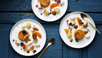 Crème caramel med hasselnötter och flamberade äpplen