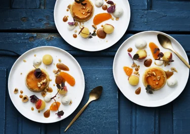 Crème caramel med hasselnötter och flamberade äpplen