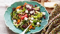 Sallad med ost, lammkorv och couscous