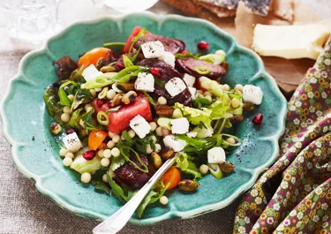 Sallad med ost, lammkorv och couscous