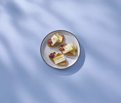 Crostini with blue cheese and pear