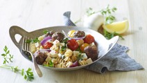 Pasta med tomater og kødboller