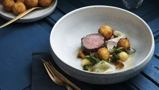 Oxfilé med jalapeñokroketter och majonnäs på brynt smör