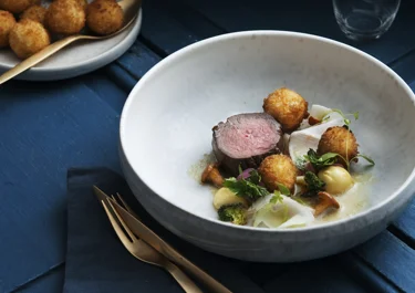 Oxfilé med jalapeñokroketter och majonnäs på brynt smör