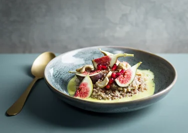 Bovetegröt med golden milk och fikon