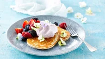 Pannenkoekjes met rood fruit en een crème van skyr