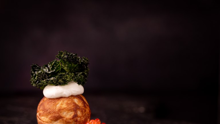 Apfelspalten mit geräuchertem Lachs und Forellenkaviar, Grünkohlchips & Meerrettichcreme